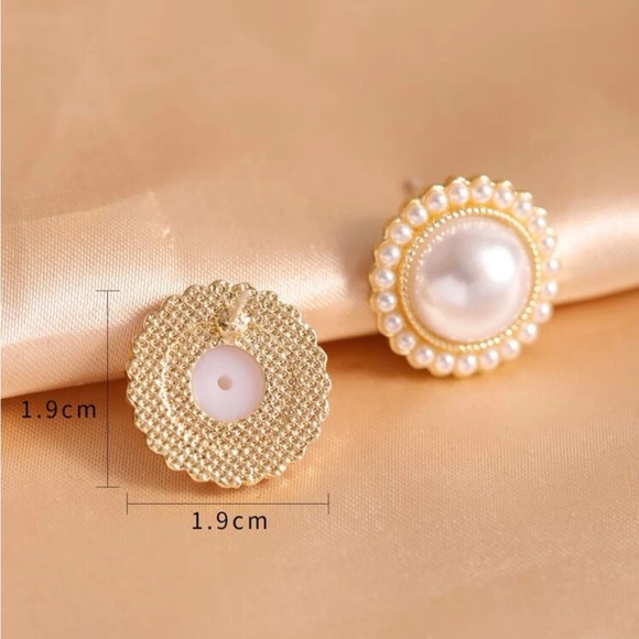 5/$30✨ NWT pearl stud earrings - Picture 2 of 2